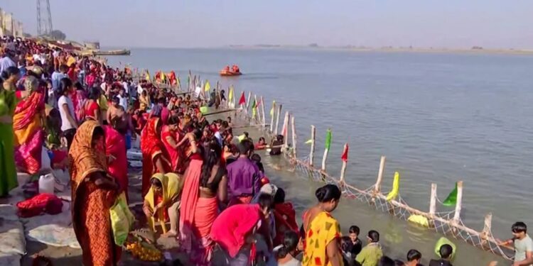 India's Heartland Awaits Chhath’s Sandhya and Usha Arghya: Timings and Foggy Skies for Sun God Worship