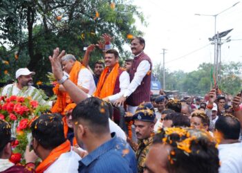 Devendra Fadnavis Dismisses 'Maha Thugbandhan,' Declares 'Strong NDA Wave' in Bihar