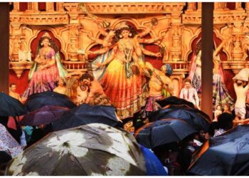 Devotees Brave Heavy Rain to Celebrate Maa Durga on Ninth Day of Navratri