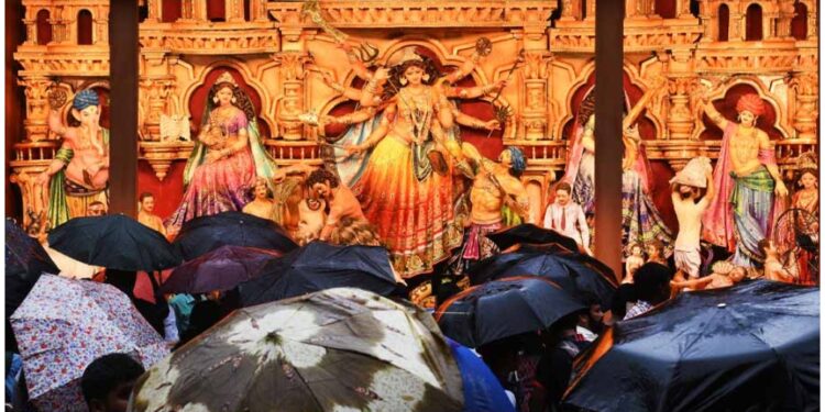 Devotees Brave Heavy Rain to Celebrate Maa Durga on Ninth Day of Navratri