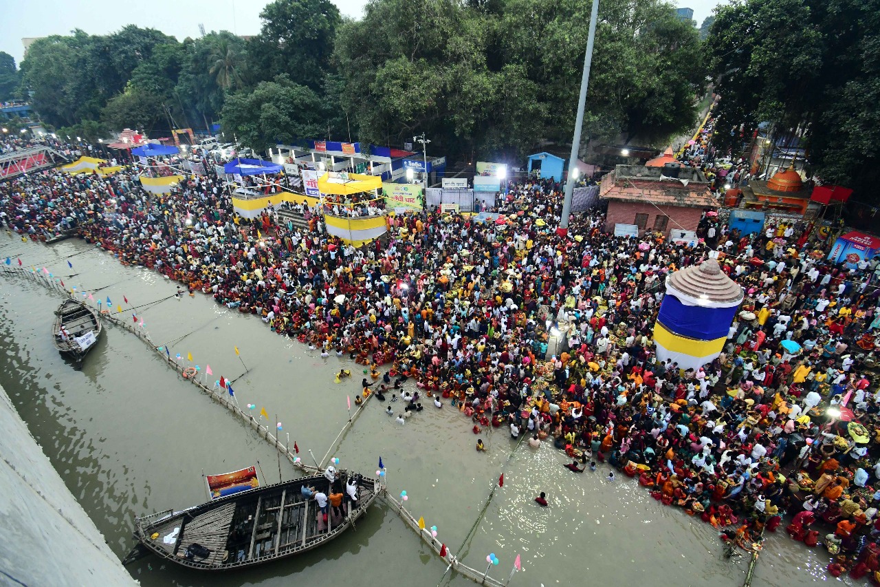 Patna’s Municipal Commissioner Dines With Sanitation Workers After Chhath Sandhya Arghya 