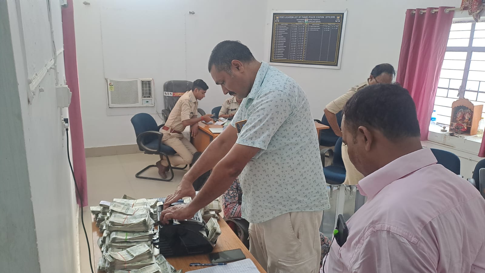 Election Crackdown: Rs 1 Crore Cash Seized from Gopalganj Mechanic's House; Income Tax Dept Joins Probe