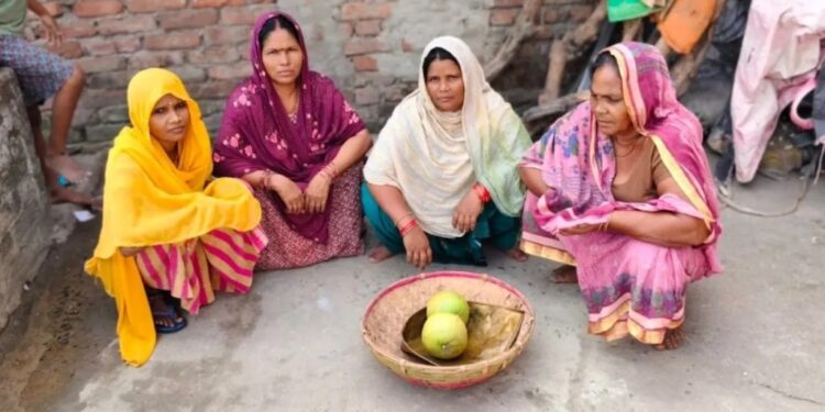One Sun, Many Faiths: Muslim Families Join Hands With Hindus to Worship Sun God at Chhath in Bihar’s Gopalganj