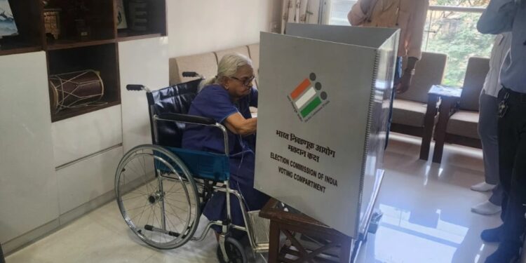 Bihar Elections 2025: 567 Elderly and Disabled Voters Cast Ballots from Home in Patna Under EC Initiative