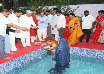 Bihar CM Nitish Kumar Offers Arghya to the Rising Sun at His Patna Residence to Mark End of Chhath Puja
