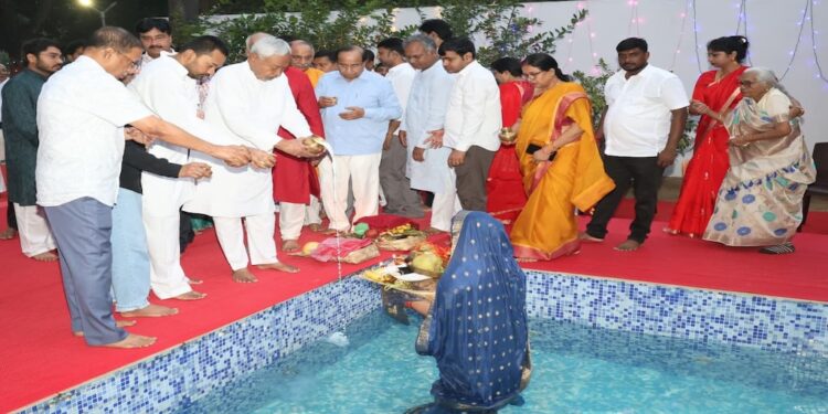 Bihar CM Nitish Kumar Offers Arghya to the Rising Sun at His Patna Residence to Mark End of Chhath Puja