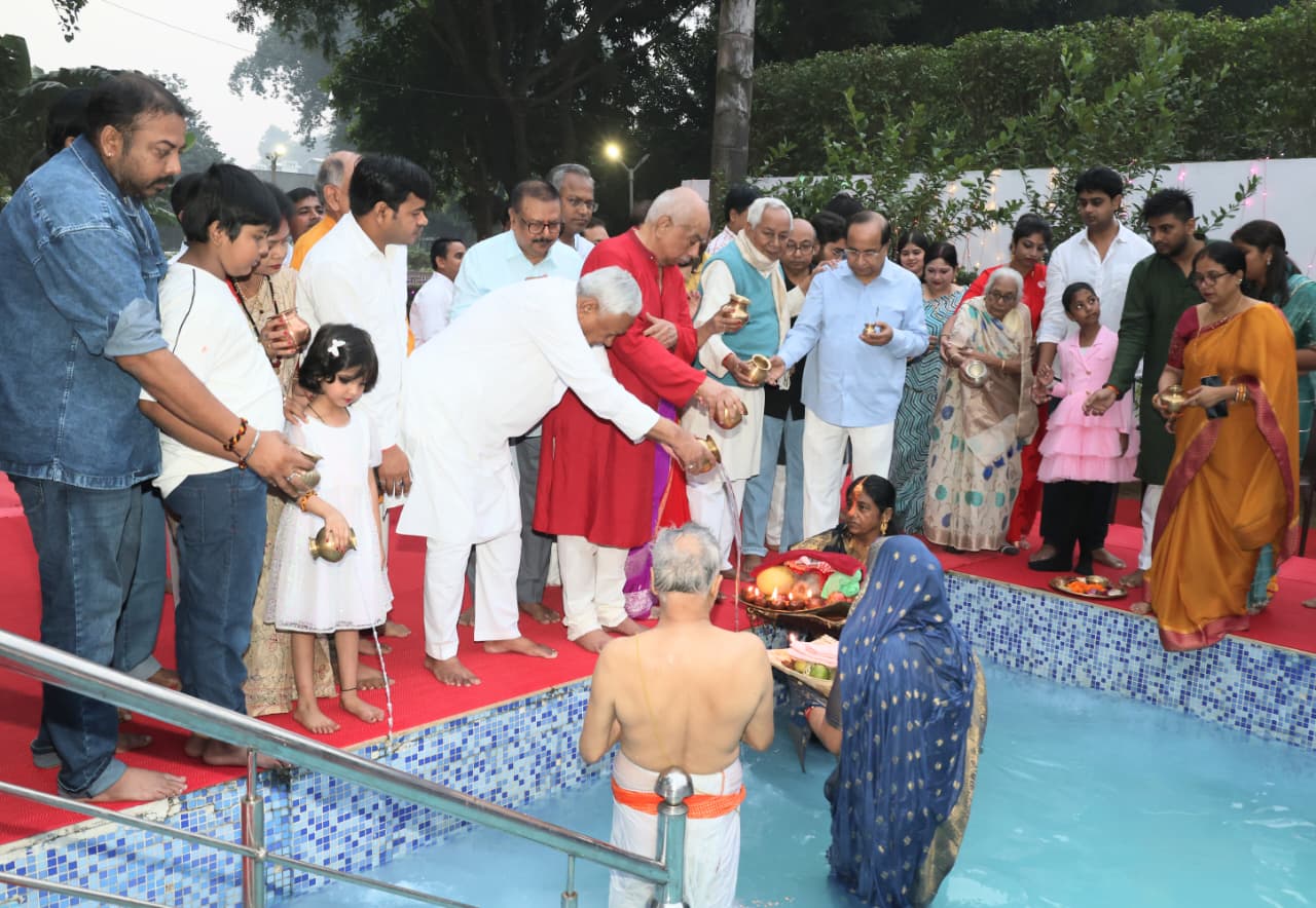 Bihar CM Nitish Kumar Offers Arghya to the Rising Sun at His Patna Residence to Mark End of Chhath Puja