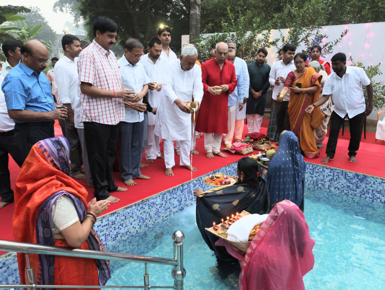 Bihar CM Nitish Kumar Offers Arghya to the Rising Sun at His Patna Residence to Mark End of Chhath Puja