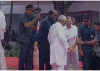 Man Breaches Nitish Kumar’s Security With Sealed Envelope During Tribute Event