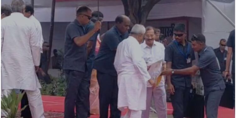 Man Breaches Nitish Kumar’s Security With Sealed Envelope During Tribute Event