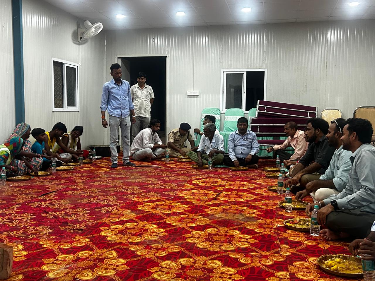 Patna’s Municipal Commissioner Dines With Sanitation Workers After Chhath Sandhya Arghya 