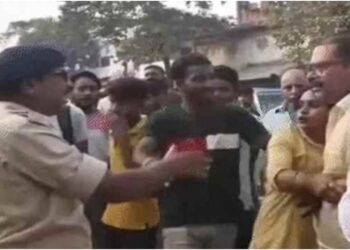 CRPF Personnel Clash with Police Inspector’s Family During Checkpoint; Kicks and Punches Exchanged on Road as Video Goes Viral