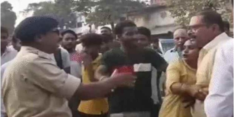 CRPF Personnel Clash with Police Inspector’s Family During Checkpoint; Kicks and Punches Exchanged on Road as Video Goes Viral