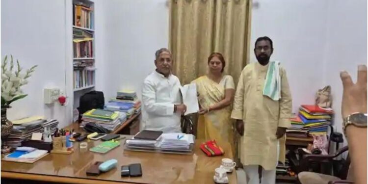 Big Blow to RJD: Tejashwi Yadav Leaves for Delhi, Two MLAs Resign Just Before Bihar Elections