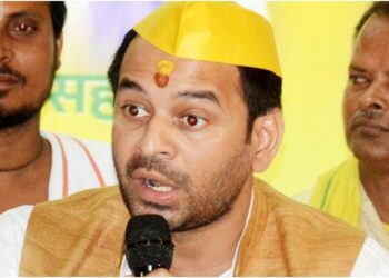 Bihar Election 2025: Tej Pratap Yadav Faces Massive Backlash at Rally, RJD Supporters Chase Him Away, Chant Slogans for Tejashwi