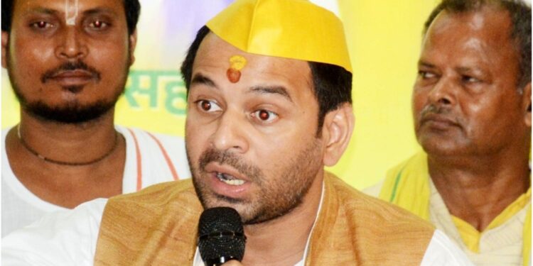 Bihar Election 2025: Tej Pratap Yadav Faces Massive Backlash at Rally, RJD Supporters Chase Him Away, Chant Slogans for Tejashwi