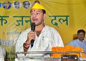 Bihar Election 2025: Tej Pratap Yadav Faces Massive Backlash at Rally, RJD Supporters Chase Him Away, Chant Slogans for Tejashwi