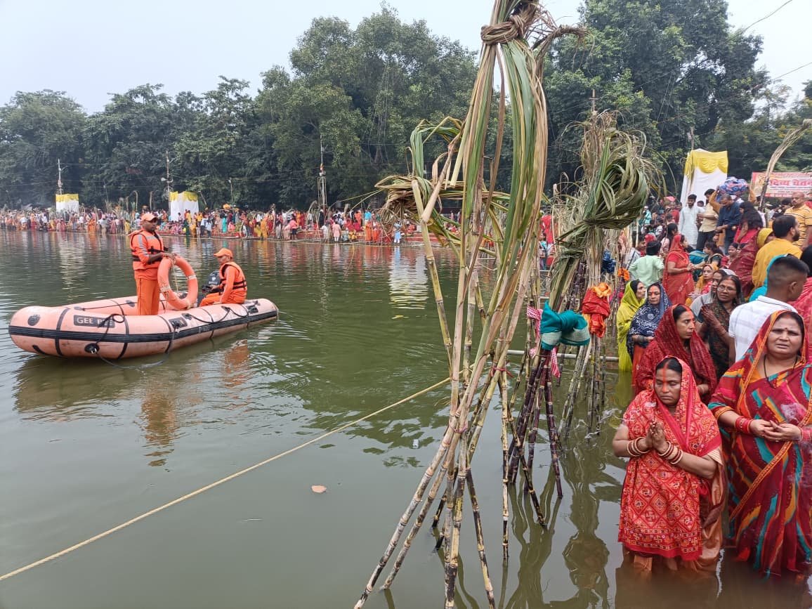 Shiva and Parvati Offer Arghya in Varanasi as Uttar Pradesh Concludes Chhath Puja With Devotion