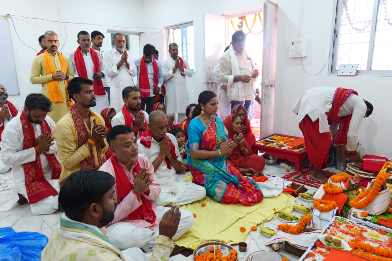 BJP’s Kiran Prabhakar Performs Kanya Pujan on Maha Ashtami, Calls for Respect Towards Women and Prays for Opposition’s Wisdom