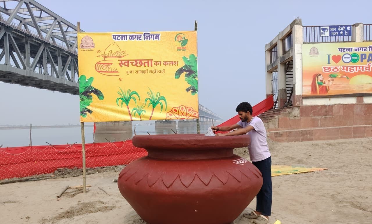 Patna Municipal Corporation Installs ‘Swachhata Kalash’ to Promote Cleanliness at Ganga Ghats During Chhath