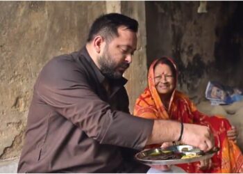 Tejashwi Yadav’s Rustic Style Goes Viral After Meal on Earthen Stove During Bihar Adhikar Yatra
