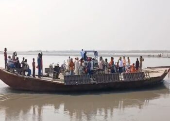 Bihar Election: Noutan Voters Cross River By Boat To Cast Ballots, Demand Roads And A Bridge