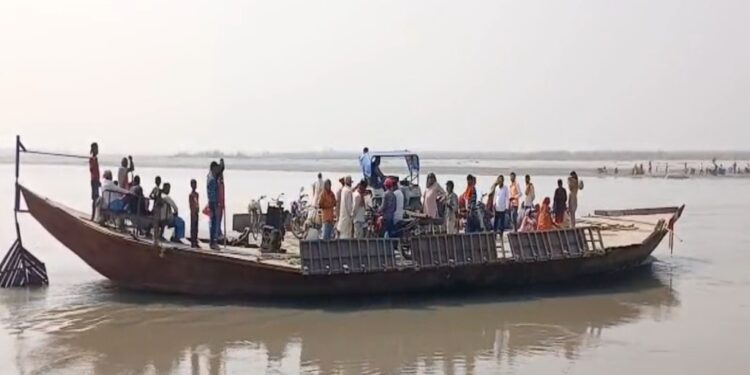 Bihar Election: Noutan Voters Cross River By Boat To Cast Ballots, Demand Roads And A Bridge