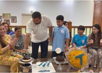 Tejashwi Yadav Celebrates 36th Birthday with Family; Supporters Bring Cash, Shawls and Bouquets