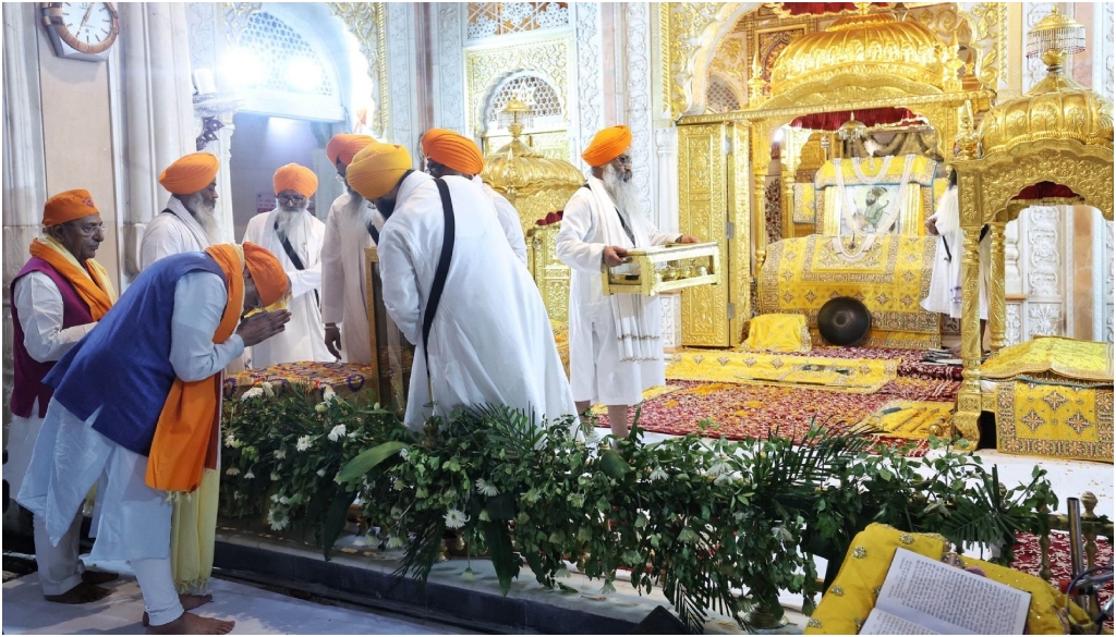 PM Modi Holds 40-Minute Road Show in Patna, Rallies Support for NDA Candidates