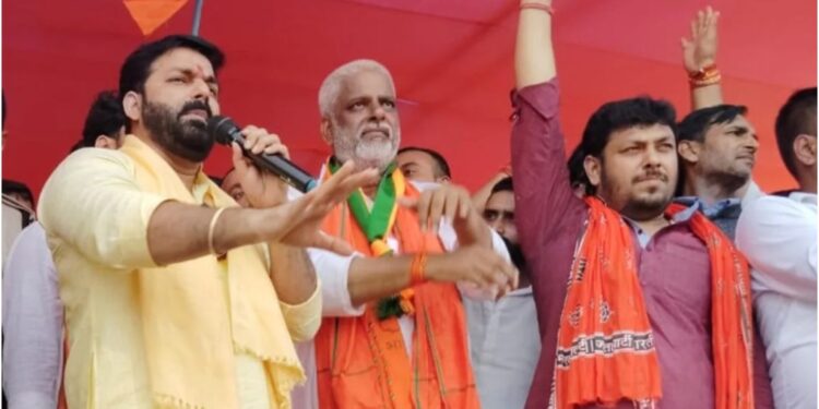 Pawan Singh Arrives with Rakesh Roshan in Raghopur, Campaigns for BJP in Filmy Style Targeting Tejashwi