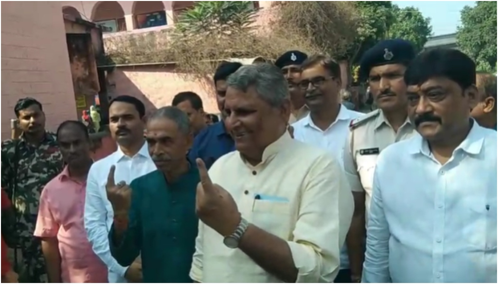 
Bihar Elections 2025: Nitish, Pawan, Samrat, Khesari Cast Votes as Polling Begins; Tej Pratap Missing from Lalu Family Photo
