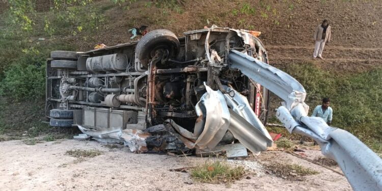 Pilgrim Bus Falls 20ft Into Ravine on Patna–Mokama Four-Lane; Woman Dead, 25 Injured