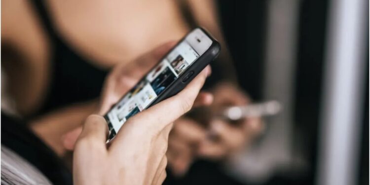 Reel Lovers Beware: Excessive Phone Use Linked to Rising Cases of ‘Popcorn Brain Syndrome’