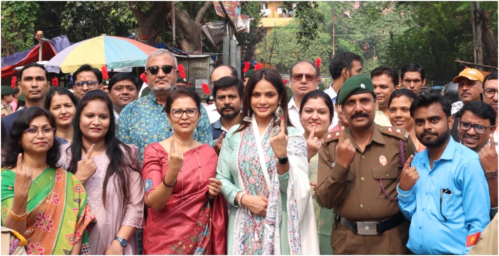 Actor Neetu Chandra Inspires Youth at B.D. College to Strengthen Democracy Through Voting