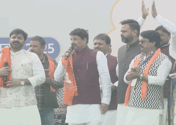 Bhojpuri Stars Manoj Tiwari and Pawan Singh Kick Off Nitish Kumar’s Swearing-In Ceremony at Gandhi Maidan