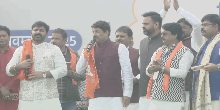 Bhojpuri Stars Manoj Tiwari and Pawan Singh Kick Off Nitish Kumar’s Swearing-In Ceremony at Gandhi Maidan