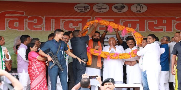 Bihar Elections: Nitish Kumar Showers Praise on Deputy CM Samrat Choudhary at Munger Rally