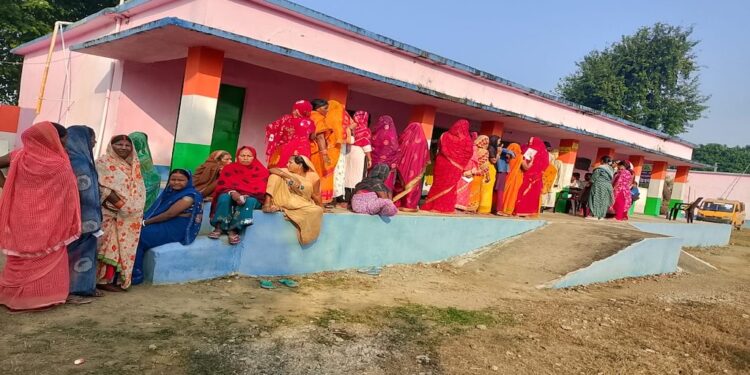 Bihar Elections: Patna Sees 23.44% Turnout by 11am, Nitish Kumar and Ravi Shankar Prasad Cast Votes