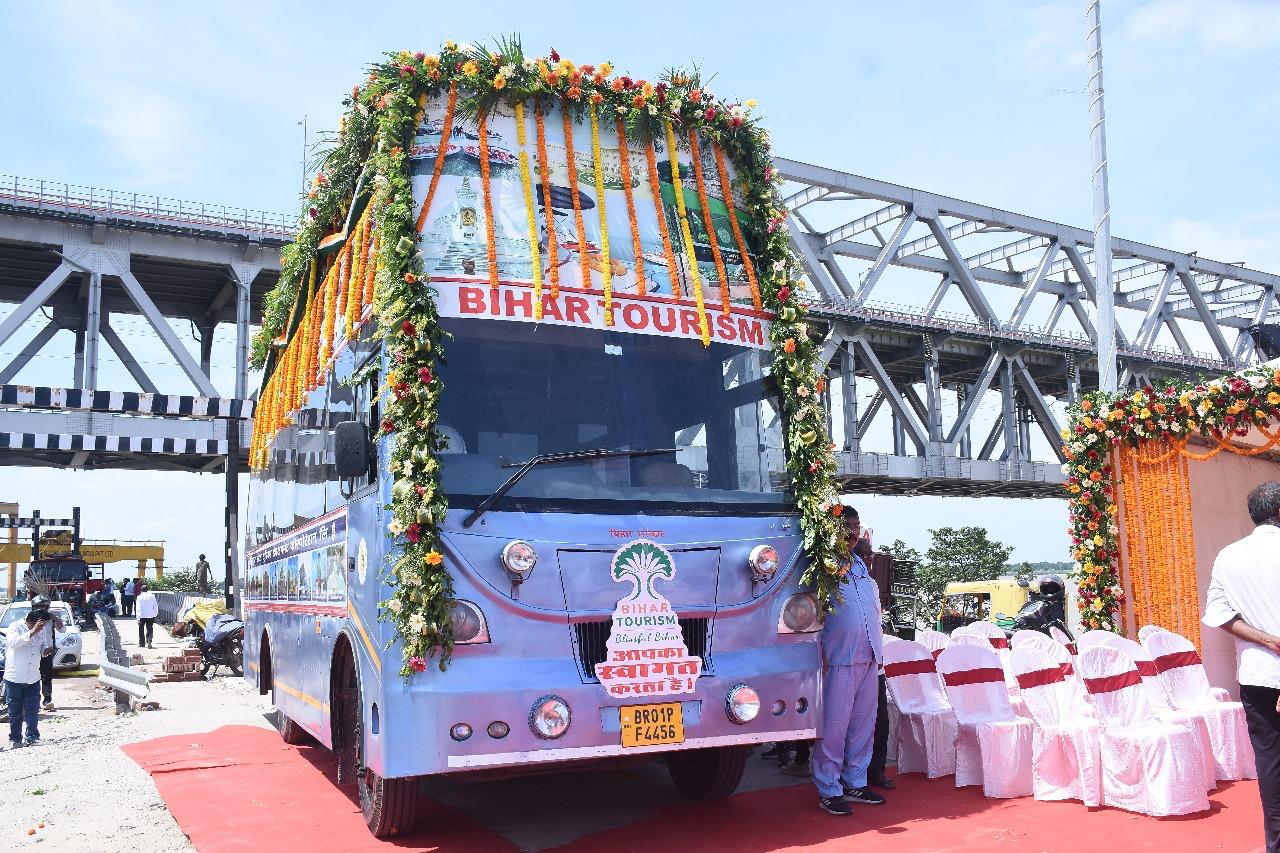 Patna’s Double-Decker Bus on Ganga Path Attracts Over 2,245 Visitors So Far
