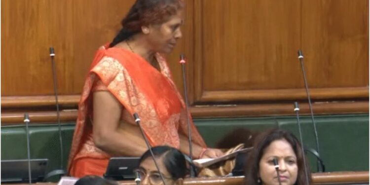 Bihar Assembly: Strongman’s Wife Struggles to Read Oath, Asks JD(U) MLA for Help — “Chutki, Read It, Tell Me”