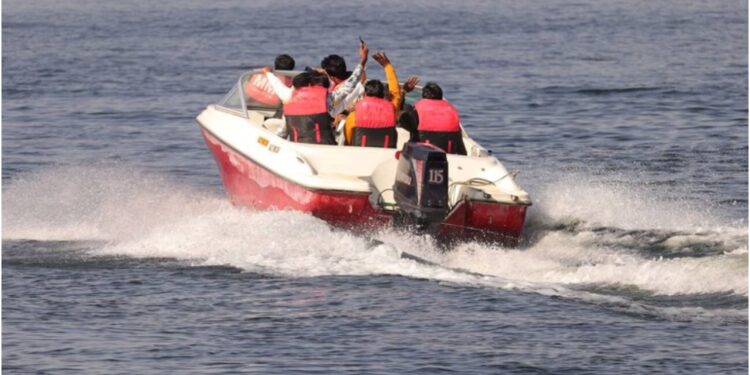No Boats on Ganga Ghats During Makar Sankranti: Vigil on Bathing and Kite-Flying, Eight SDRF Teams Deployed