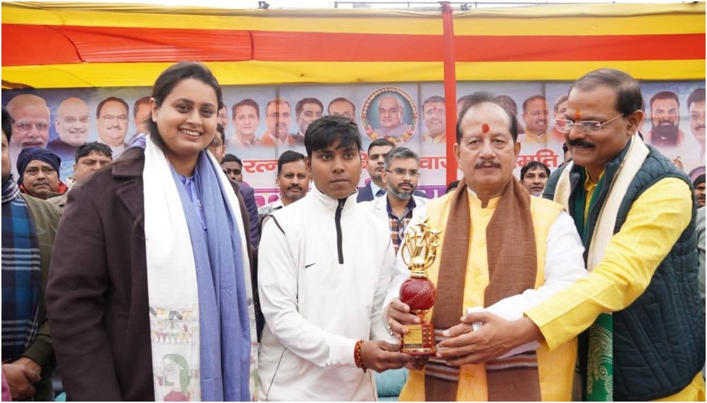 Bihar Sports Minister Shreyasi Singh Dismisses Deputy CM Vijay Sinha at Moinul Haq Stadium Cricket Match