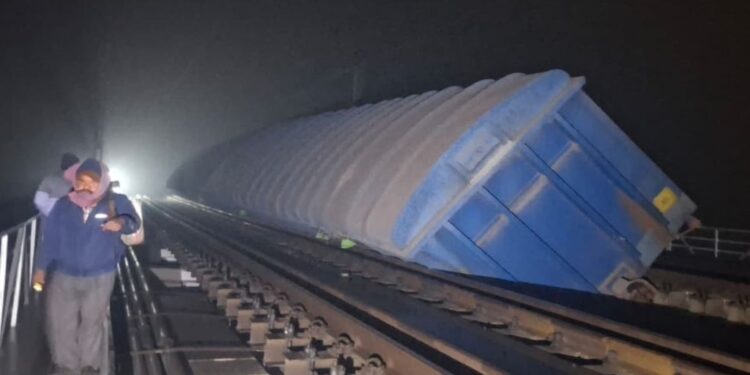 Freight Train Derails on Patna–Howrah Main Line in Jamui in Midnight Accident, Dozens of Trains Disrupted