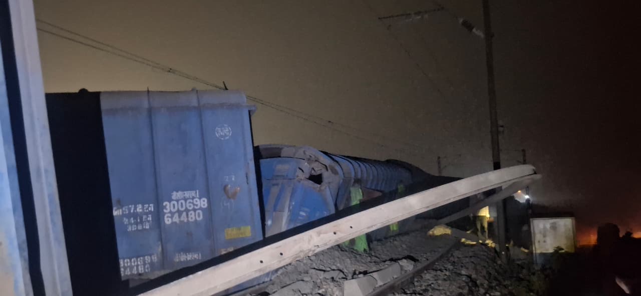 Freight Train Derails on Patna–Howrah Main Line in Jamui in Midnight Accident, Dozens of Trains Disrupted