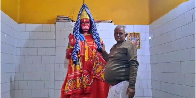 Cold Weather Intensifies in Bihar as Priest Dress Lord Hanuman in Woollens