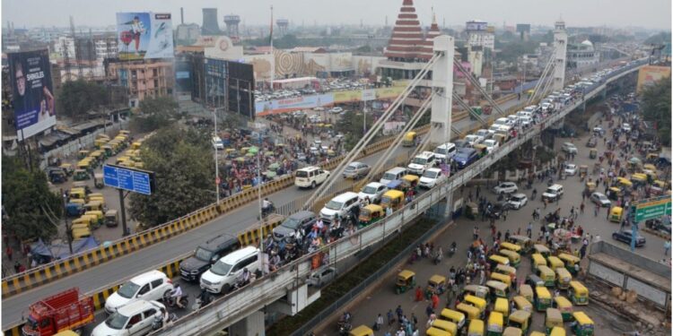 Patna Junction Traffic Chaos: Administration Cracks Down on Illegal Parking and Roadside Passenger Pick-ups