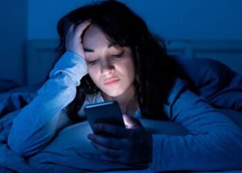 Sleepless Nights, High Blood Sugar: How Phones Are Quietly Harming Your Metabolism