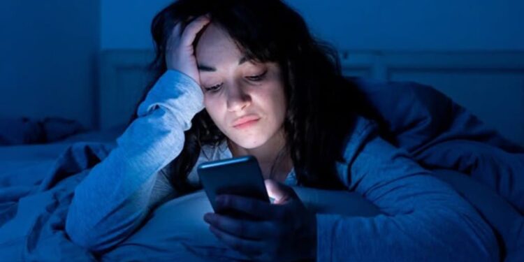 Sleepless Nights, High Blood Sugar: How Phones Are Quietly Harming Your Metabolism