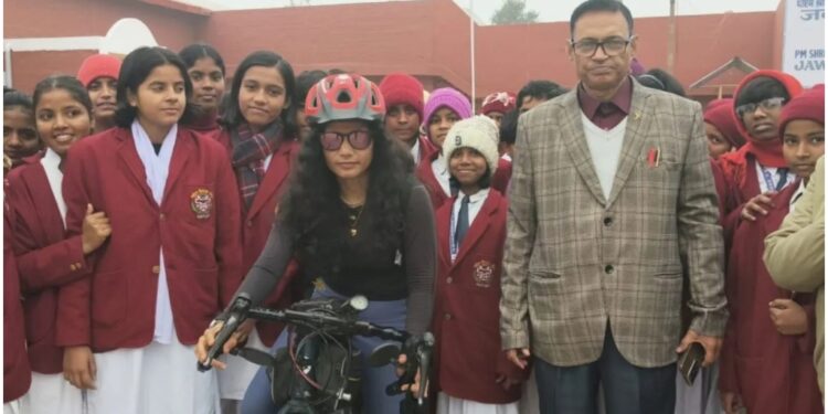 Cyclist Samira Khan Reaches Sheikhpura, Shares Message of Equality for Girls