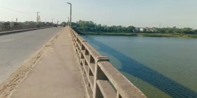 ‘Sorry Papa’: Note Found After 16-year-Old Leaps From Bridge In Buxar, Rescued Alive by Fishermen